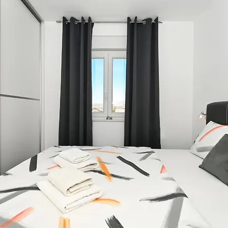 Two Bedroom דירה *