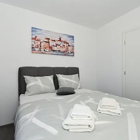 Two Bedroom דירה *