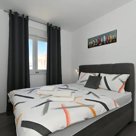 דירה Two Bedroom