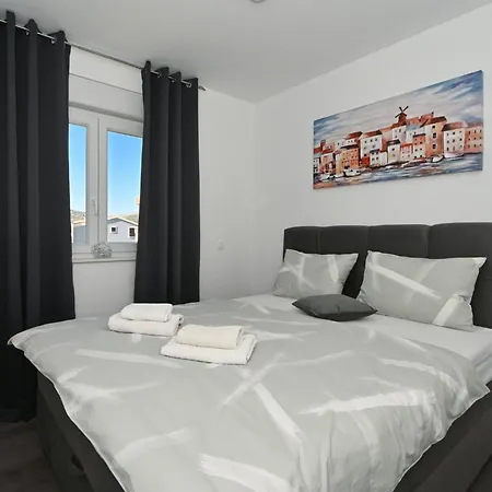 Two Bedroom דירה *
